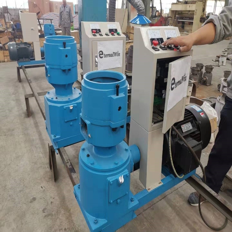 Küçük Ölçekli Yem Pellet Yapma Makinesi 4KW Motor Elektrikli Tipi Hayvan Yemleri Mühennesi
